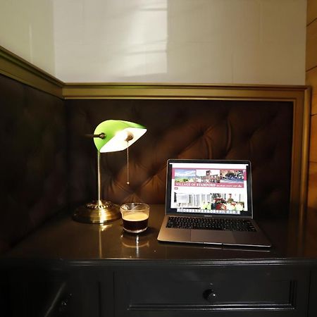 The Vine On Main Motel Stamford Екстериор снимка