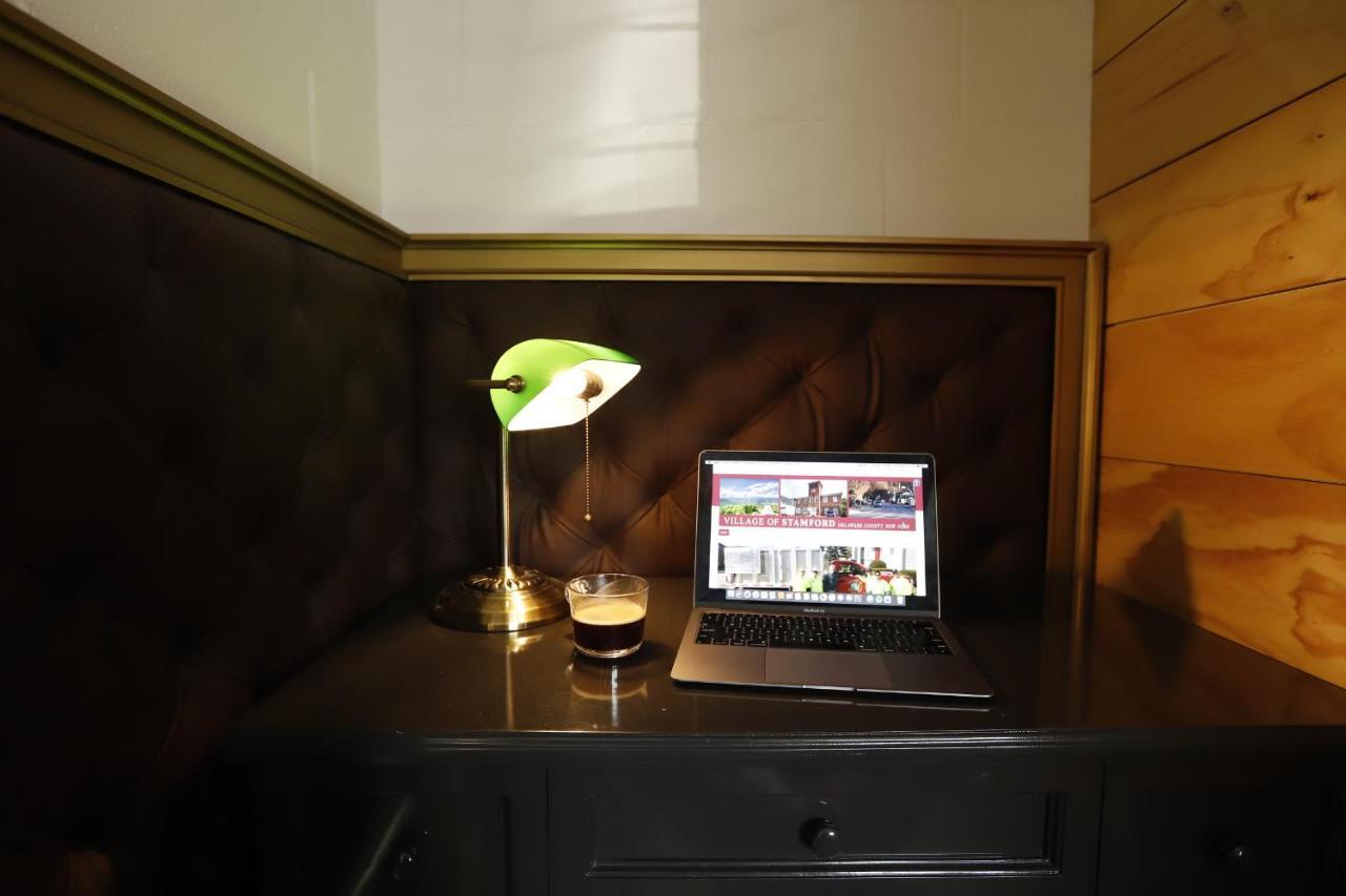 The Vine On Main Motel Stamford Екстериор снимка