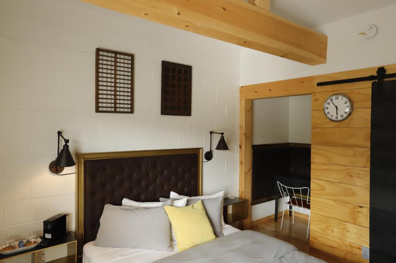 The Vine On Main Motel Stamford Екстериор снимка