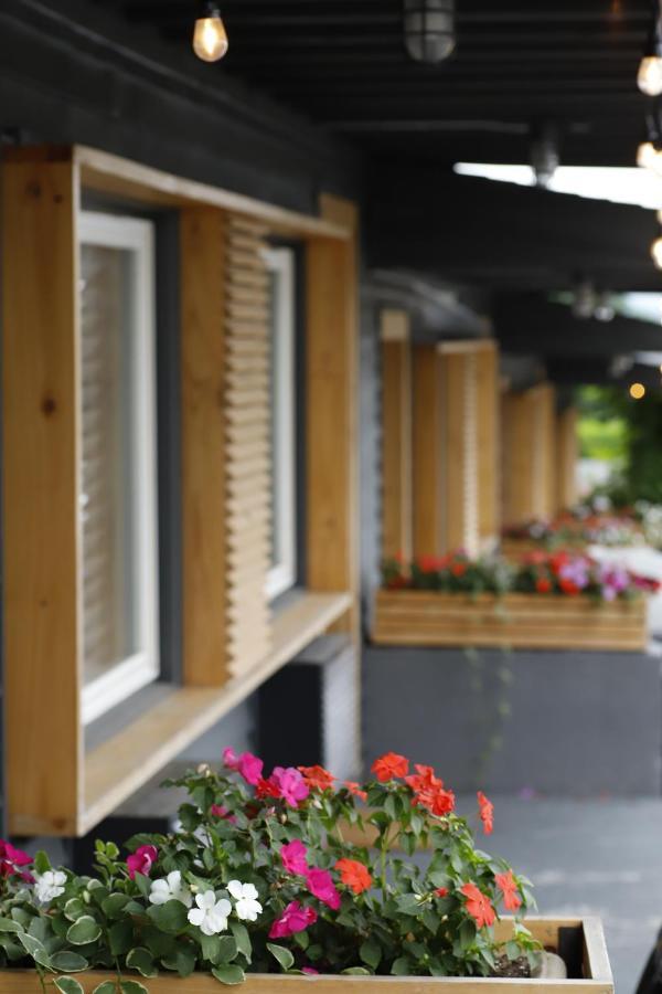 The Vine On Main Motel Stamford Екстериор снимка