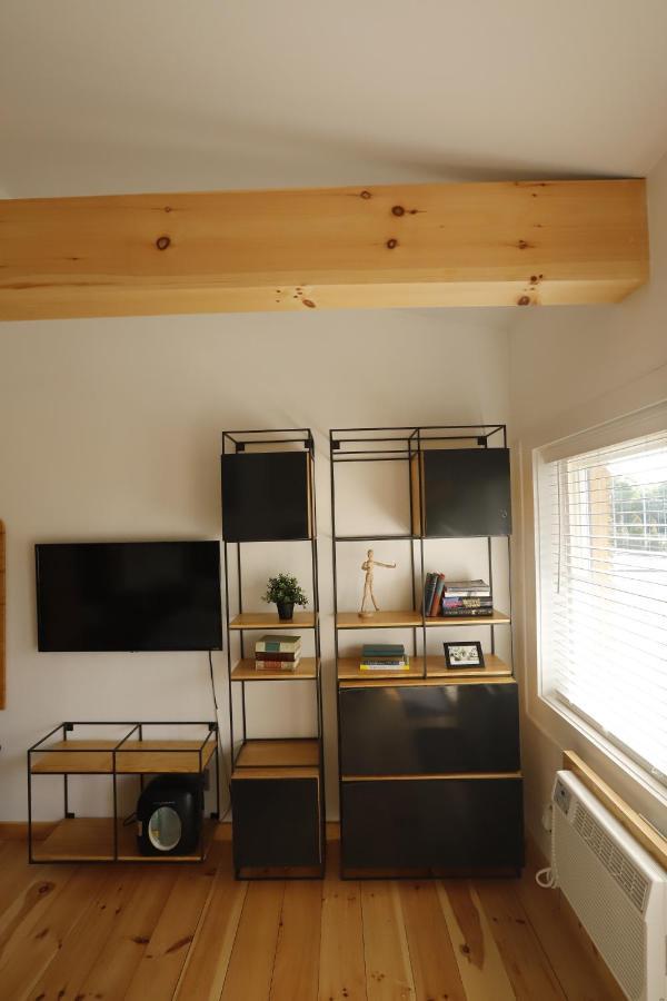 The Vine On Main Motel Stamford Екстериор снимка