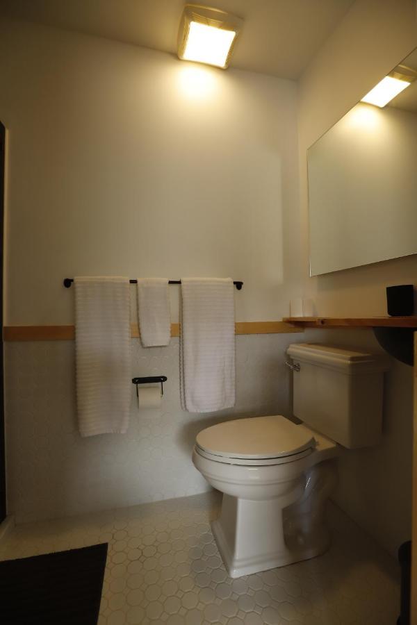 The Vine On Main Motel Stamford Екстериор снимка